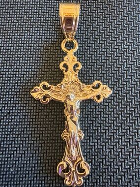 Gold Tone NWT Ornate Crucifix Pendant - Unisex Jewelry. 2”
